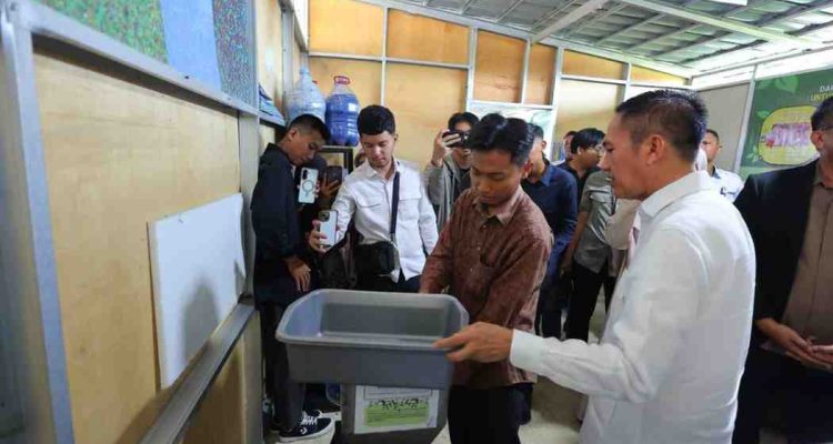 Walikota Palembang, Drs. H. Ratu Dewa, MSi secara simbolis menyerahkan bantuan sarana dan prasarana (sarpras) fasilitas pengelolaan sampah kepada 25 bank sampah paling aktif di Kota Palembang, Rabu (20/5/2026). Foto: Kominfo Palembang.