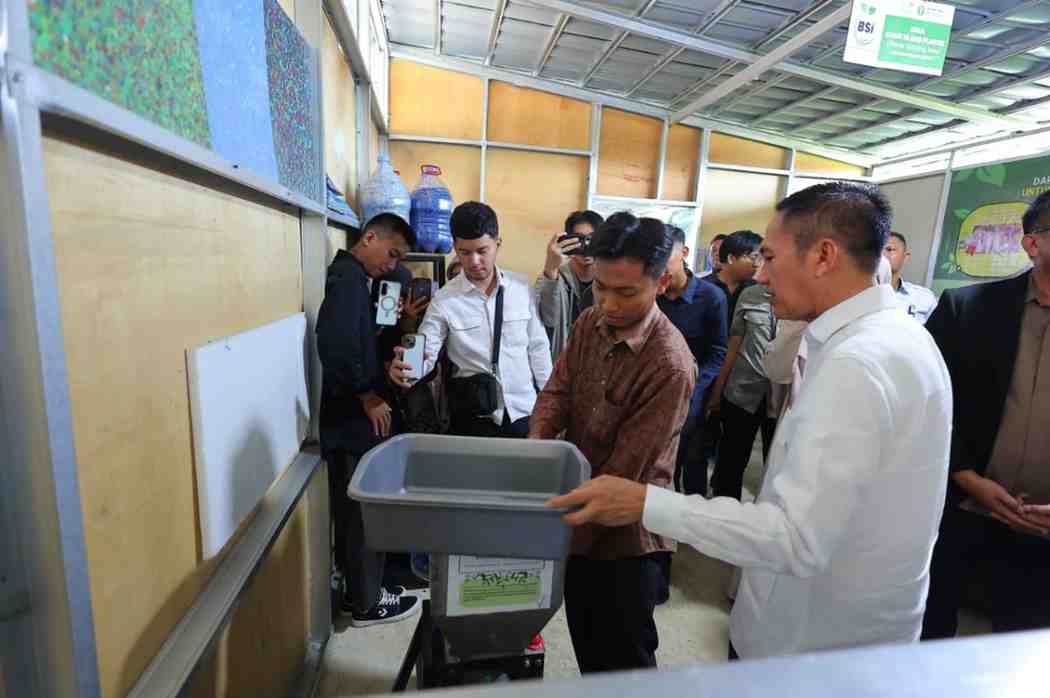 Walikota Palembang, Drs. H. Ratu Dewa, MSi secara simbolis menyerahkan bantuan sarana dan prasarana (sarpras) fasilitas pengelolaan sampah kepada 25 bank sampah paling aktif di Kota Palembang, Rabu (20/5/2026). Foto: Kominfo Palembang.