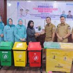 Ketua Tim Penggerak PKK Kota Palembang, Dewi Sastrani Ratu Dewa secara resmi membuka kegiatan pelatihan manajemen bank sampah dalam program pilot project Kampung Lele Beraes di Kelurahan Srimulya, Kecamatan Sematang Borang, Selasa (19/5/2026). Foto: Kominfo Palembang.