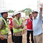 Wali Kota Palembang, Ratu Dewa ketika mendampingi Wakil Ketua Ombudsman RI beserta jajaran, termasuk Ketua Ombudsman Sumatera Selatan saat meninjau langsung lokasi proyek peabnrik pengolahan sampah menjadi energi listrik di Jalan Mayor Jenderal Satibi Darwis, Kamis (21/5/2026). Foto: Kominfo Palembang.