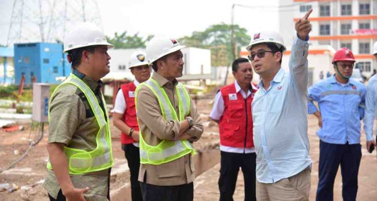 Wali Kota Palembang, Ratu Dewa ketika mendampingi Wakil Ketua Ombudsman RI beserta jajaran, termasuk Ketua Ombudsman Sumatera Selatan saat meninjau langsung lokasi proyek peabnrik pengolahan sampah menjadi energi listrik di Jalan Mayor Jenderal Satibi Darwis, Kamis (21/5/2026). Foto: Kominfo Palembang.
