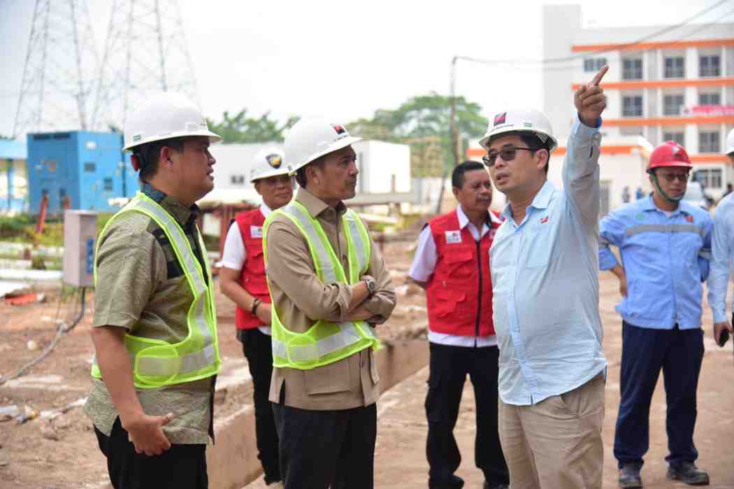 Wali Kota Palembang, Ratu Dewa ketika mendampingi Wakil Ketua Ombudsman RI beserta jajaran, termasuk Ketua Ombudsman Sumatera Selatan saat meninjau langsung lokasi proyek peabnrik pengolahan sampah menjadi energi listrik di Jalan Mayor Jenderal Satibi Darwis, Kamis (21/5/2026). Foto: Kominfo Palembang.