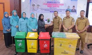Ketua Tim Penggerak PKK Kota Palembang, Dewi Sastrani Ratu Dewa secara resmi membuka kegiatan pelatihan manajemen bank sampah dalam program pilot project Kampung Lele Beraes di Kelurahan Srimulya, Kecamatan Sematang Borang, Selasa (19/5/2026). Foto: Kominfo Palembang.