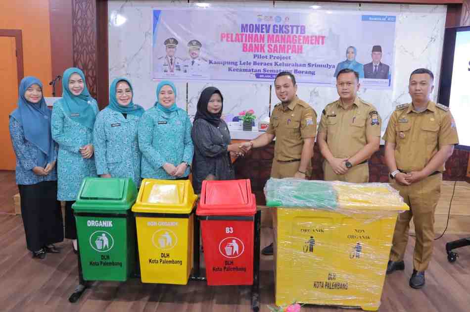 Ketua Tim Penggerak PKK Kota Palembang, Dewi Sastrani Ratu Dewa secara resmi membuka kegiatan pelatihan manajemen bank sampah dalam program pilot project Kampung Lele Beraes di Kelurahan Srimulya, Kecamatan Sematang Borang, Selasa (19/5/2026). Foto: Kominfo Palembang.