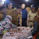 Sekda Palembang, Aprizal meninjau penjualan ayam di Pasar Km5 Palembang. Foto: Kominfo Palembang.