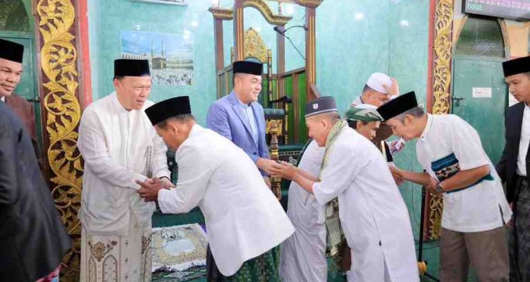 Sekda Palembang, Aprizal Hasyim usai melaksanakan salat Iduladha di Masjid Al-Fathul Akbar di Jakabaring, Rabu (27/5/2026). Foto: Kominfo Palembang.