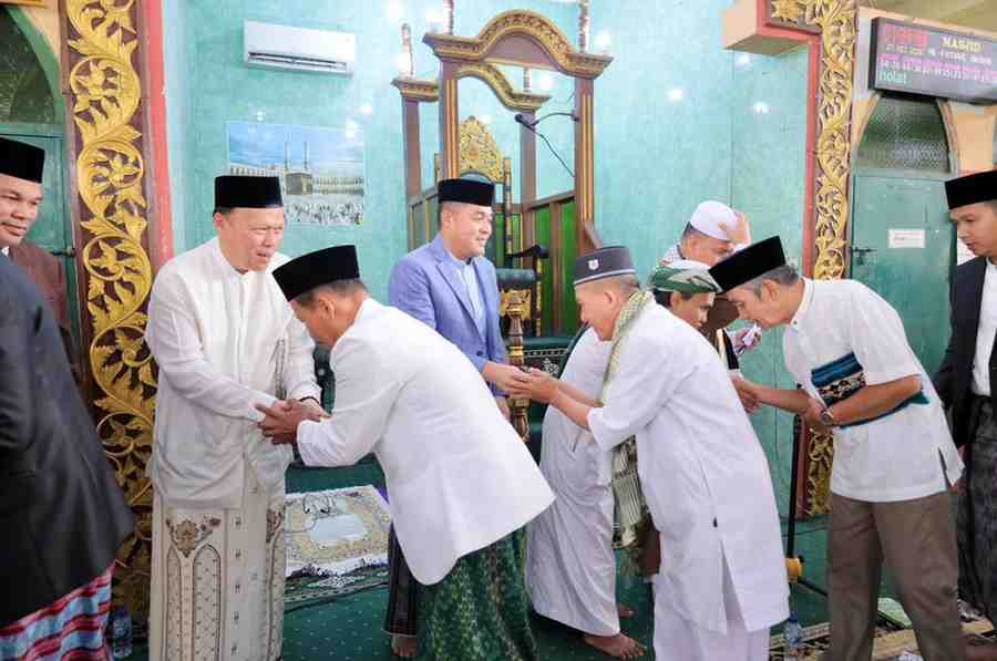 Sekda Palembang, Aprizal Hasyim usai melaksanakan salat Iduladha di Masjid Al-Fathul Akbar di Jakabaring, Rabu (27/5/2026). Foto: Kominfo Palembang.