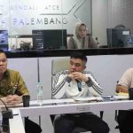 Sekretaris Daerah (Sekda) Kota Palembang, Aprizal Hasyim memimpin giat senam bersama sekaligus rapat koordinasi dengan seluruh jajaran pejabat Dinas Perhubungan (Dishub) Kota Palembang, mulai dari tingkat Eselon IV B hingga Pelaksana Tugas (Plt) Kepala Dinas Perhubungan. Foto: Kominfo Palembang.