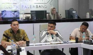Sekretaris Daerah (Sekda) Kota Palembang, Aprizal Hasyim memimpin giat senam bersama sekaligus rapat koordinasi dengan seluruh jajaran pejabat Dinas Perhubungan (Dishub) Kota Palembang, mulai dari tingkat Eselon IV B hingga Pelaksana Tugas (Plt) Kepala Dinas Perhubungan. Foto: Kominfo Palembang.