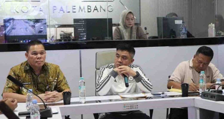 Sekretaris Daerah (Sekda) Kota Palembang, Aprizal Hasyim memimpin giat senam bersama sekaligus rapat koordinasi dengan seluruh jajaran pejabat Dinas Perhubungan (Dishub) Kota Palembang, mulai dari tingkat Eselon IV B hingga Pelaksana Tugas (Plt) Kepala Dinas Perhubungan. Foto: Kominfo Palembang.