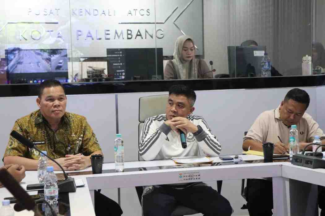 Sekretaris Daerah (Sekda) Kota Palembang, Aprizal Hasyim memimpin giat senam bersama sekaligus rapat koordinasi dengan seluruh jajaran pejabat Dinas Perhubungan (Dishub) Kota Palembang, mulai dari tingkat Eselon IV B hingga Pelaksana Tugas (Plt) Kepala Dinas Perhubungan. Foto: Kominfo Palembang.