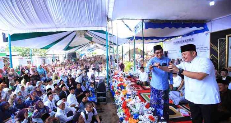 Gubernur Sumatera Selatan (Sumsel) Dr. H. Herman Deru menghadiri Pengajian Akbar Hari Lahir (Harlah) ke-40 Pondok Pesantren Al Istiqomah yang dirangkaikan dengan Halal Bihalal masyarakat Desa Sumber Harjo di halaman Ponpes Al Istiqomah, Kecamatan Buay Madang Timur, Kabupaten Ogan Komering Ulu (OKU) Timur, Senin (11/05/2026) siang. Foto: Humas Pemprov Sumsel.