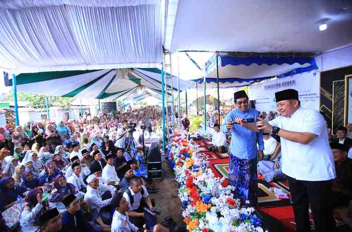Gubernur Sumatera Selatan (Sumsel) Dr. H. Herman Deru menghadiri Pengajian Akbar Hari Lahir (Harlah) ke-40 Pondok Pesantren Al Istiqomah yang dirangkaikan dengan Halal Bihalal masyarakat Desa Sumber Harjo di halaman Ponpes Al Istiqomah, Kecamatan Buay Madang Timur, Kabupaten Ogan Komering Ulu (OKU) Timur, Senin (11/05/2026) siang. Foto: Humas Pemprov Sumsel.