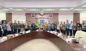 Sekda Muba, Drs. Syafaruddin, MSi saat memimpin rapat Persiapan Pelaksanaan Program Sensus Ekonomi Tahun 2026 di Wilayah Kabupaten Muba di Ruang Rapat Serasan Sekate, Kamis (30/04/2026). Foto: Kominfo Muba.