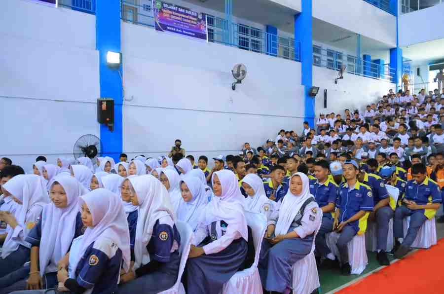 Para siswa SMK saat pembukaan Lomba Kompetensi Siswa (LKS) Sekolah Menengah Kejuruan (SMK) Tingkat Provinsi Sumatera Selatan Tahun 2026 di SMK Negeri 2 Palembang, Selasa (19/5/2026). Foto: Humas Pem,prov Sumsel.