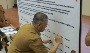 Penadatanganan deklrasi bersama Sistem Penerimaan Murid Baru (SPMB) tahun ajaran 2026/2027 dengan prinsip objektif, transparan, akuntabel, dan tanpa diskriminasi, Seclasa (12/5/2026). Foto: Kominfo Palembang.