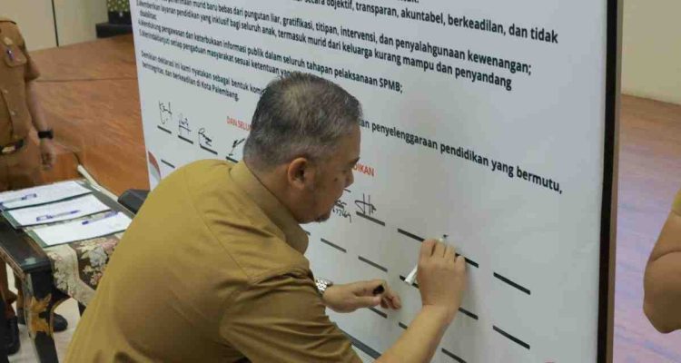 Penadatanganan deklrasi bersama Sistem Penerimaan Murid Baru (SPMB) tahun ajaran 2026/2027 dengan prinsip objektif, transparan, akuntabel, dan tanpa diskriminasi, Seclasa (12/5/2026). Foto: Kominfo Palembang.