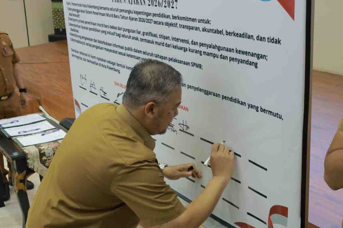 Penadatanganan deklrasi bersama Sistem Penerimaan Murid Baru (SPMB) tahun ajaran 2026/2027 dengan prinsip objektif, transparan, akuntabel, dan tanpa diskriminasi, Seclasa (12/5/2026). Foto: Kominfo Palembang.