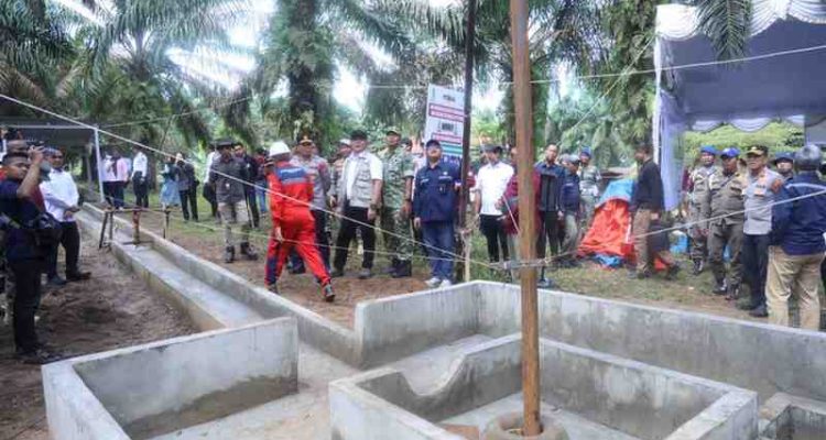 Gubernur Sumatera Selatan, Dr. H. Herman Deru bersama Forkopimda Sumsel dan Bupati Musi Banyuasin, M. Toha Tohet, meninjau langsung sumur minyak masyarakat di Desa Tanjung Dalam, Kabupaten Musi Banyuasin, Rabu (13/5/2026). Foto: Humas Pemprov Sumsel.