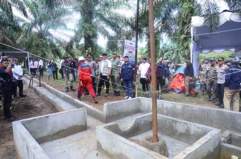 Gubernur Sumatera Selatan, Dr. H. Herman Deru bersama Forkopimda Sumsel dan Bupati Musi Banyuasin, M. Toha Tohet, meninjau langsung sumur minyak masyarakat di Desa Tanjung Dalam, Kabupaten Musi Banyuasin, Rabu (13/5/2026). Foto: Humas Pemprov Sumsel.