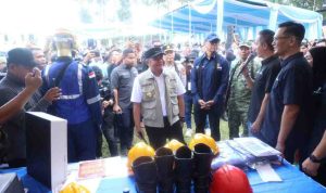 Gubernur Sumatera Selatan, Dr. H. Herman Deru memimpin apel ikrar bersama dan launching Tata Kelola Sumur Minyak Masyarakat sesuai Peraturan Menteri ESDM Nomor 14 Tahun 2025 di lapangan sepakbola Polsek Keluang, Kabupaten Musi Banyuasin (Muba), Rabu (13/5/2026). Foto: Humas Pemprov Sumsel.