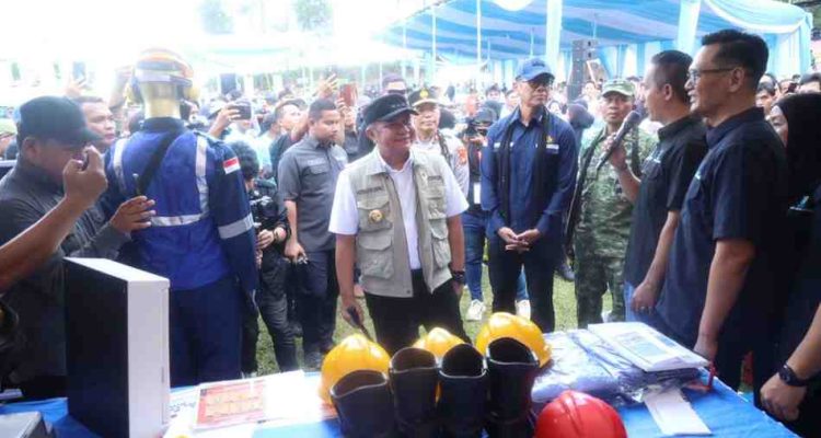 Gubernur Sumatera Selatan, Dr. H. Herman Deru memimpin apel ikrar bersama dan launching Tata Kelola Sumur Minyak Masyarakat sesuai Peraturan Menteri ESDM Nomor 14 Tahun 2025 di lapangan sepakbola Polsek Keluang, Kabupaten Musi Banyuasin (Muba), Rabu (13/5/2026). Foto: Humas Pemprov Sumsel.