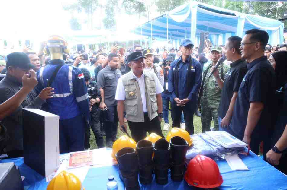 Gubernur Sumatera Selatan, Dr. H. Herman Deru memimpin apel ikrar bersama dan launching Tata Kelola Sumur Minyak Masyarakat sesuai Peraturan Menteri ESDM Nomor 14 Tahun 2025 di lapangan sepakbola Polsek Keluang, Kabupaten Musi Banyuasin (Muba), Rabu (13/5/2026). Foto: Humas Pemprov Sumsel.