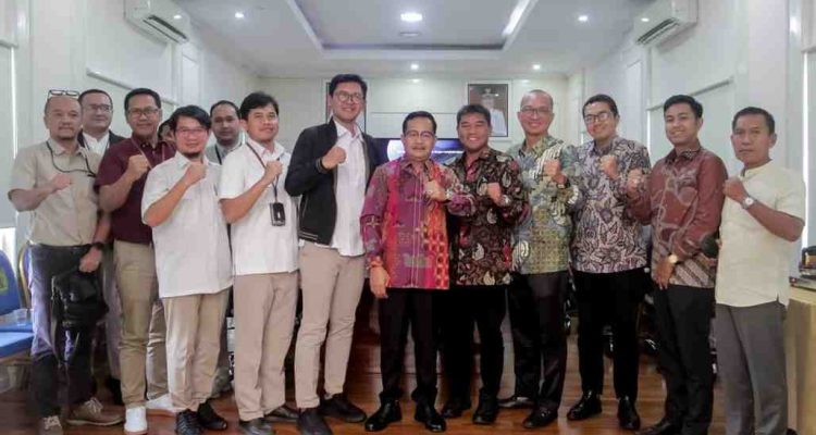 Wakil Bupati Muba Abdur Rohman Husen menerima Tim Bidang Ketenagalistrikan Kementerian Energi dan Sumber Daya Mineral Republik Indonesia terkait koordinasi peralihan pelanggan PT. MEP ke PT. PLN (Persero) di Kabupaten Musi Banyuasin. Pertemuan di Kantor Perwakilan Musi Banyuasin di Palembang, Kamis (7/05/2026). Foto: Kominfo Muba.