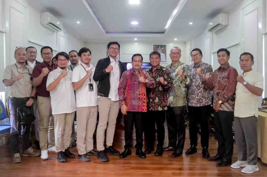 Wakil Bupati Muba Abdur Rohman Husen menerima Tim Bidang Ketenagalistrikan Kementerian Energi dan Sumber Daya Mineral Republik Indonesia terkait koordinasi peralihan pelanggan PT. MEP ke PT. PLN (Persero) di Kabupaten Musi Banyuasin. Pertemuan di Kantor Perwakilan Musi Banyuasin di Palembang, Kamis (7/05/2026). Foto: Kominfo Muba.