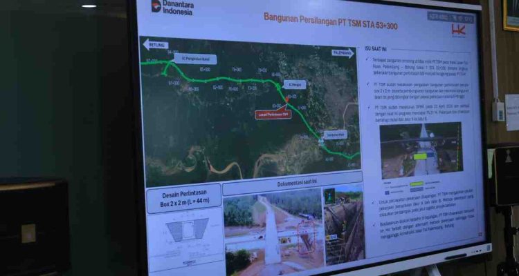 Peta rencana integrasi pembangunan Tol Kapal Betung dengan Proyek Strategis Tanjung Carat dalam rapat penyelarasan yang digelar di Gedung HK Tower, Jakarta, Kamis (21/05/2026). Foto: Humas Pemprov Sumsel.