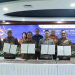 Penandatanganan Nota Kesepahaman (MoU) Rencana Kerja Sama Integrasi Pembangunan Jalan Tol menuju Pelabuhan Palembang Baru di Tanjung Carat antara Kementerian Pekerjaan Umum, Kementerian Investasi dan Hilirisasi/BKPM, Pemerintah Provinsi Sumsel, PT Hutama Karya (Persero), PT Bukit Asam Tbk, dan PT Pelabuhan Indonesia (Persero), di Jakarta, Rabu (13/5/2026). Foto: Humas Pemprov Sumsel.