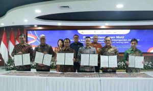 tol Penandatanganan Nota Kesepahaman (MoU) Rencana Kerja Sama Integrasi Pembangunan Jalan Tol menuju Pelabuhan Palembang Baru di Tanjung Carat antara Kementerian Pekerjaan Umum, Kementerian Investasi dan Hilirisasi/BKPM, Pemerintah Provinsi Sumsel, PT Hutama Karya (Persero), PT Bukit Asam Tbk, dan PT Pelabuhan Indonesia (Persero), di Jakarta, Rabu (13/5/2026). Foto: Humas Pemprov Sumsel.