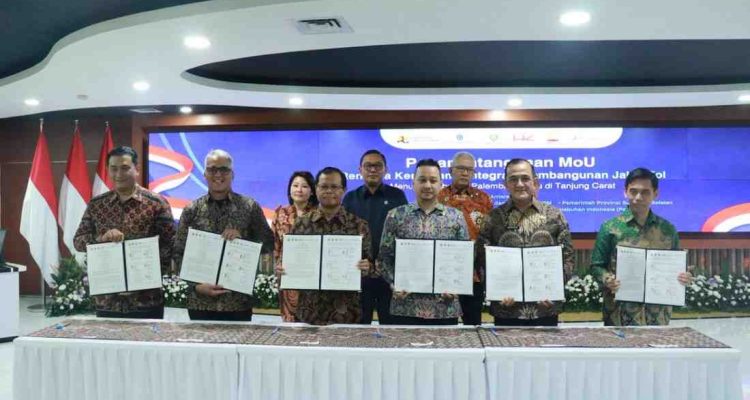 Penandatanganan Nota Kesepahaman (MoU) Rencana Kerja Sama Integrasi Pembangunan Jalan Tol menuju Pelabuhan Palembang Baru di Tanjung Carat antara Kementerian Pekerjaan Umum, Kementerian Investasi dan Hilirisasi/BKPM, Pemerintah Provinsi Sumsel, PT Hutama Karya (Persero), PT Bukit Asam Tbk, dan PT Pelabuhan Indonesia (Persero), di Jakarta, Rabu (13/5/2026). Foto: Humas Pemprov Sumsel.