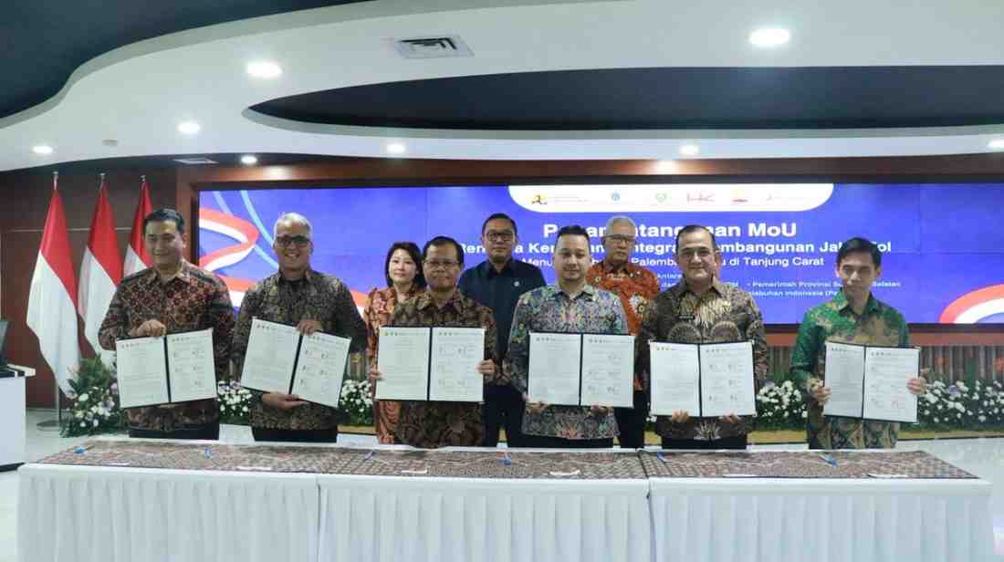 Penandatanganan Nota Kesepahaman (MoU) Rencana Kerja Sama Integrasi Pembangunan Jalan Tol menuju Pelabuhan Palembang Baru di Tanjung Carat antara Kementerian Pekerjaan Umum, Kementerian Investasi dan Hilirisasi/BKPM, Pemerintah Provinsi Sumsel, PT Hutama Karya (Persero), PT Bukit Asam Tbk, dan PT Pelabuhan Indonesia (Persero), di Jakarta, Rabu (13/5/2026). Foto: Humas Pemprov Sumsel.