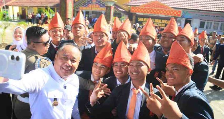 Wakil Gubernur Sumatera Selatan (Sumsel), Cik Ujang bersama para siswa saat melakukan silaturahmi dengan jajaran SMA Negeri 1 Lubuklinggau di aula sekolah tersebut, Jumat (8/5/2026). Foto: Humas Pemprov Sumsel.