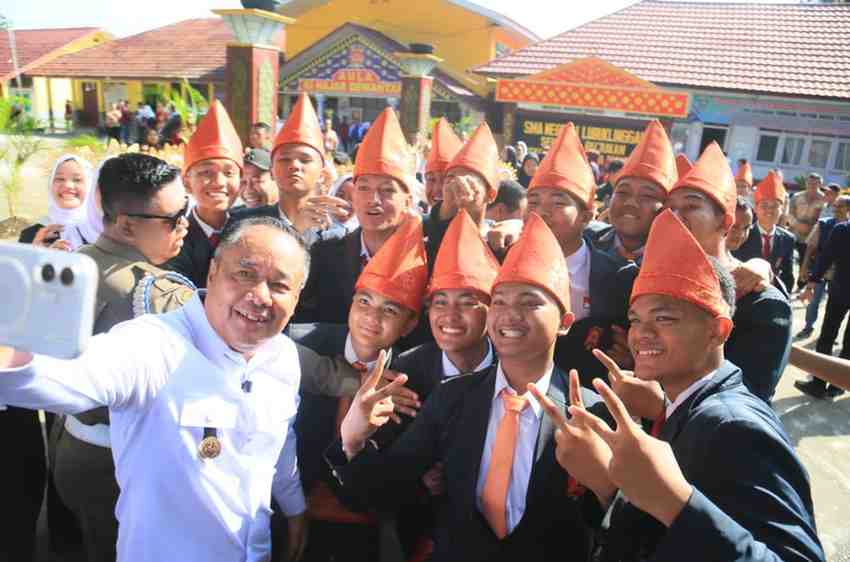 Wakil Gubernur Sumatera Selatan (Sumsel), Cik Ujang bersama para siswa saat melakukan silaturahmi dengan jajaran SMA Negeri 1 Lubuklinggau di aula sekolah tersebut, Jumat (8/5/2026). Foto: Humas Pemprov Sumsel.