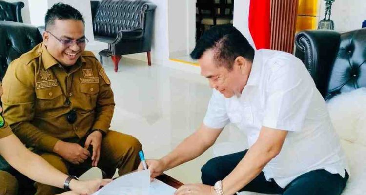 Bupati Muba, HM Toha Tohet secara resmi mengeluarkan instruksi yang mewajibkan seluruh perusahaan di sektor Perkebunan, Pertambangan, serta Minyak dan Gas Bumi (Migas) untuk melakukan akselerasi peningkatan kompetensi dan sertifikasi bagi para pekerjanya. Foto: Kominfo Muba.