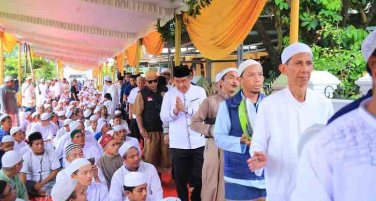Wagub Sumsel,. Cik Ujang saat menghadiri Haul Akbar KH Ali Umar Thoyib di Kompleks Griya Asri Sungai Buah, Palembang, Minggu (17/5/2026). Foto: Humas Pemprov Sumsel.