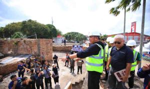 Gubernur Sumsel, Herman Deru saat menghadiri kegiatan topping off revitalisasi Benteng Kuto Besak yang diselenggarakan Kodam II/Sriwijaya di kawasan BKB, Palembang, Minggu (28/6/2026). Foto: Humas Pemprov Sumsel.