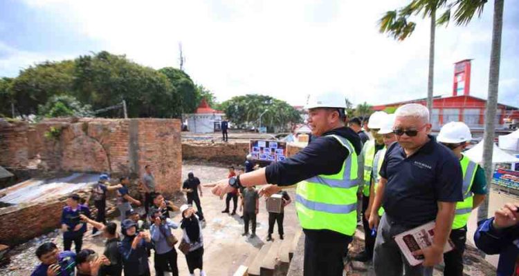 Gubernur Sumsel, Herman Deru saat menghadiri kegiatan topping off revitalisasi Benteng Kuto Besak yang diselenggarakan Kodam II/Sriwijaya di kawasan BKB, Palembang, Minggu (28/6/2026). Foto: Humas Pemprov Sumsel.