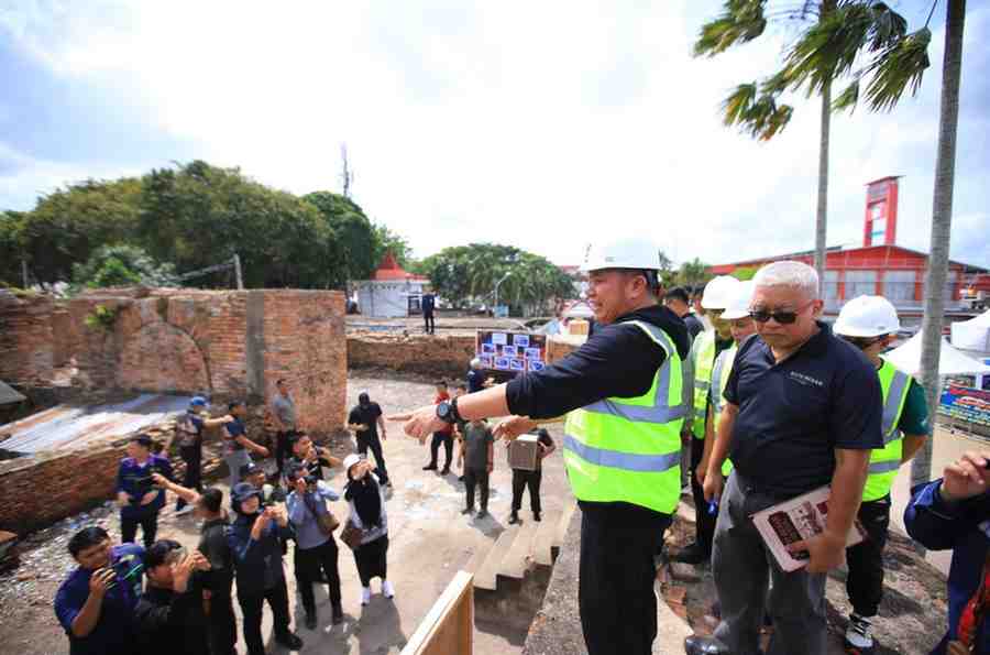 Gubernur Sumsel, Herman Deru saat menghadiri kegiatan topping off revitalisasi Benteng Kuto Besak yang diselenggarakan Kodam II/Sriwijaya di kawasan BKB, Palembang, Minggu (28/6/2026). Foto: Humas Pemprov Sumsel.