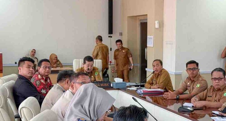 Sekda Muba Drs Syafaruddin, MSi saat memimpin rapat rencana penertiban HGU dan Amdal perusahaan. Foto: Kominfo Muba.