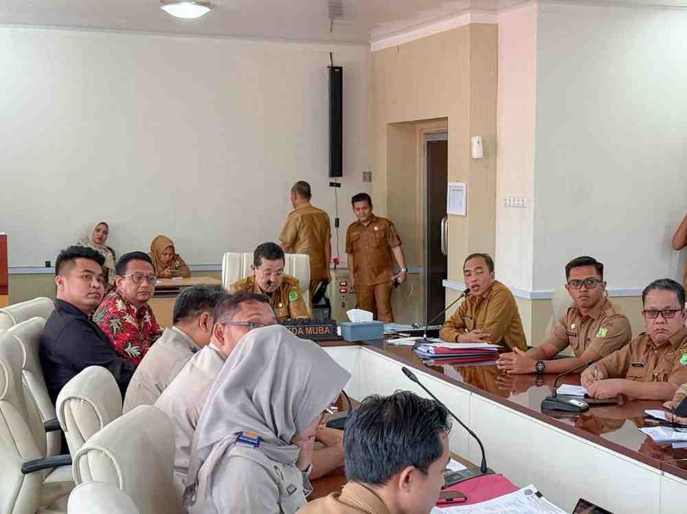 Sekda Muba Drs Syafaruddin, MSi saat memimpin rapat rencana penertiban HGU dan Amdal perusahaan. Foto: Kominfo Muba.