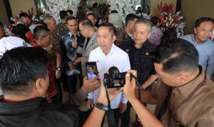 Wali Kota Palembang, Ratu Dewa, membuka Sosialisasi Bimbingan Teknis (Bimtek) dan Advokasi dalam rangka mendorong pembentukan Satuan Tugas (Satgas) Perlindungan Pendidik dan Tenaga Kependidikan, yang digelar di Gedung Graha Serbaguna, Kamis (11/6/2026). Foto: Kominfo Palembang.