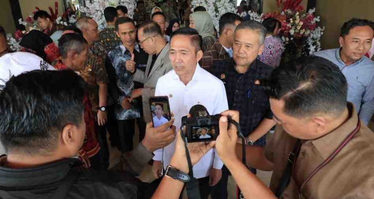 Wali Kota Palembang, Ratu Dewa, membuka Sosialisasi Bimbingan Teknis (Bimtek) dan Advokasi dalam rangka mendorong pembentukan Satuan Tugas (Satgas) Perlindungan Pendidik dan Tenaga Kependidikan, yang digelar di Gedung Graha Serbaguna, Kamis (11/6/2026). Foto: Kominfo Palembang.