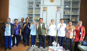 Gubernur Sumatera Selatan (Sumsel) Dr. H. Herman Deru menerima audiensi Kepala Balai Penyediaan Perumahan dan Kawasan Permukiman (BP3KP) Sumatera V, Yustin Patria Primordia beserta jajaran dalam rangka silaturahmi. Foto: Humas Pemprov Sumsel.
