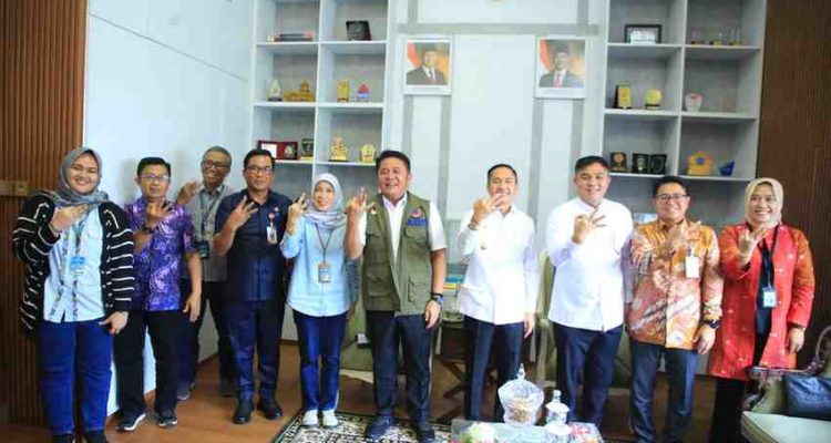 Gubernur Sumatera Selatan (Sumsel) Dr. H. Herman Deru menerima audiensi Kepala Balai Penyediaan Perumahan dan Kawasan Permukiman (BP3KP) Sumatera V, Yustin Patria Primordia beserta jajaran dalam rangka silaturahmi. Foto: Humas Pemprov Sumsel.
