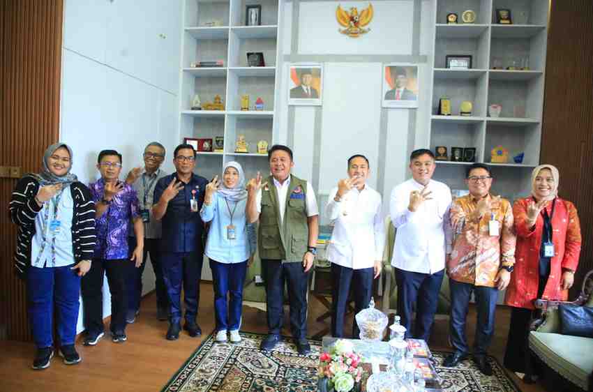Gubernur Sumatera Selatan (Sumsel) Dr. H. Herman Deru menerima audiensi Kepala Balai Penyediaan Perumahan dan Kawasan Permukiman (BP3KP) Sumatera V, Yustin Patria Primordia beserta jajaran dalam rangka silaturahmi. Foto: Humas Pemprov Sumsel.