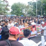 Sekretaris Daerah Kabupaten Musi Banyuasin Drs Syafaruddin, MSi saat menerima aspirasi ratusan massa yang tergabung dalam Persatuan Penyuling Minyak Muba (PPMM) di Ruang Rapat Randik Sekretariat Daerah Kabupaten Muba. Foto: Kominfo Muba.