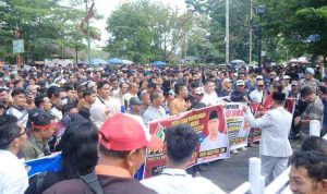 Demo Warga Sekretaris Daerah Kabupaten Musi Banyuasin Drs Syafaruddin, MSi saat menerima aspirasi ratusan massa yang tergabung dalam Persatuan Penyuling Minyak Muba (PPMM) di Ruang Rapat Randik Sekretariat Daerah Kabupaten Muba. Foto: Kominfo Muba.
